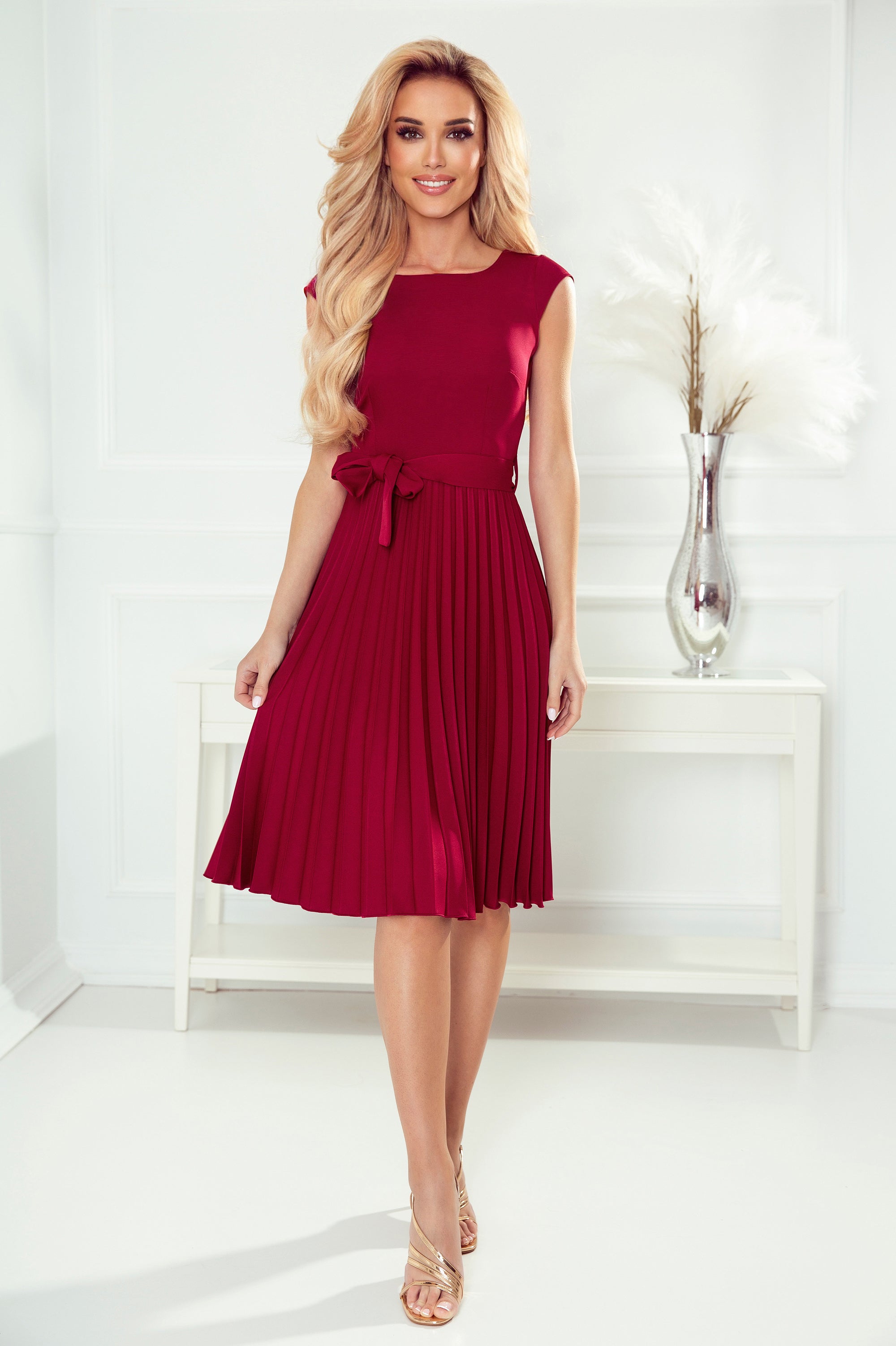 Robe plissée à manches courtes