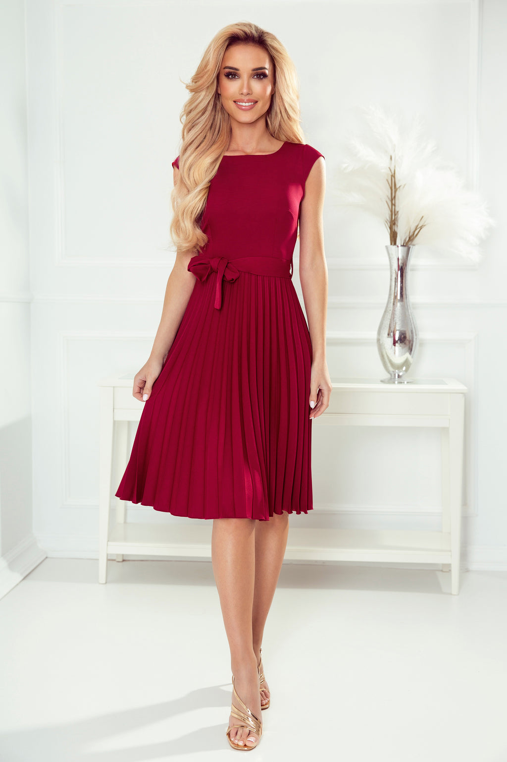 Robe plissée à manches courtes